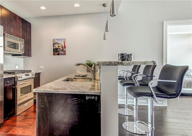 Building Photo - 905 Juniper St NE