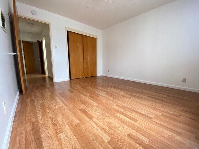 Building Photo - 262Price