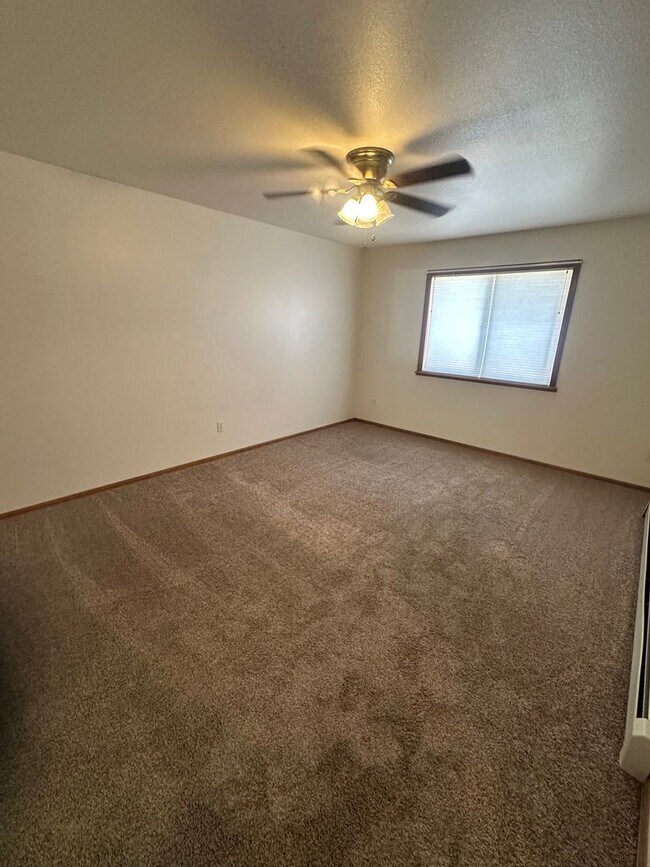 Building Photo - Spacious 2 Bed, 2 Bath Townhome