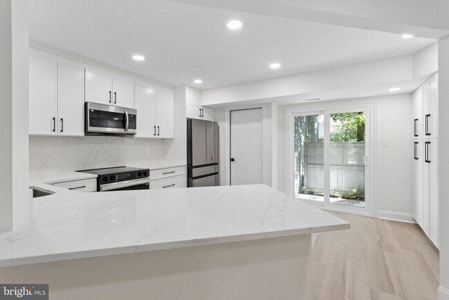 Building Photo - 911 Chanticleer