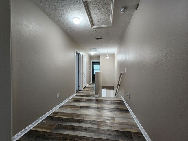 Building Photo - Beautiful Townhome; Open Floor Plan; New P...