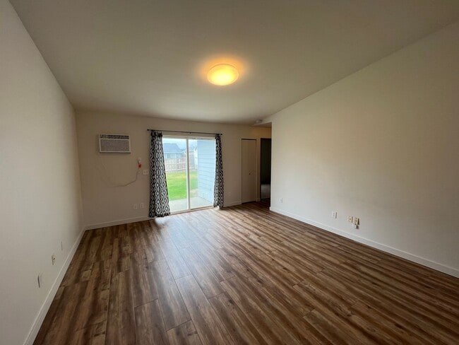 Building Photo - 3 Bedroom Home - Newly Renovated!