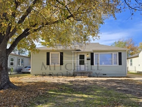 Building Photo - Spacious 4 bedroom home ready to rent!