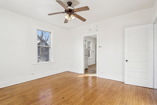 Building Photo - 2 bed 1 bath apartment newly remodeled, lo...