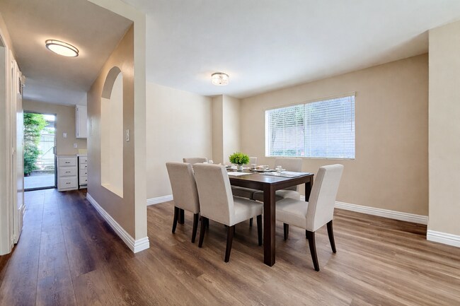 Building Photo - Beautiful End-Unit Townhome 2 bedroom and 1.5 bath