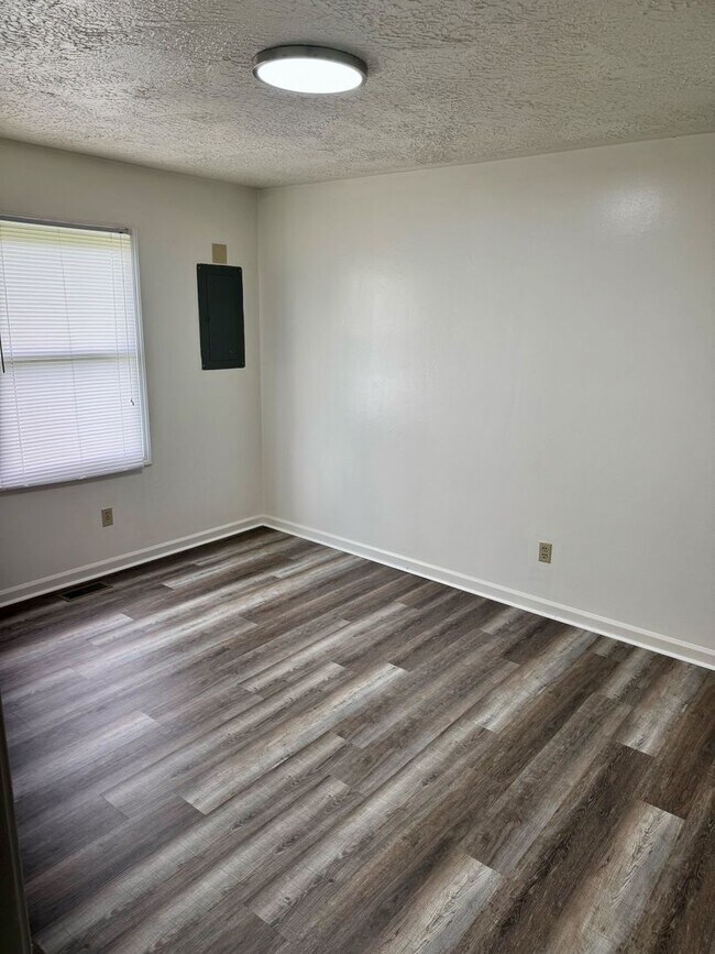 Building Photo - Newly Remodeled Duplex in Blacksburg
