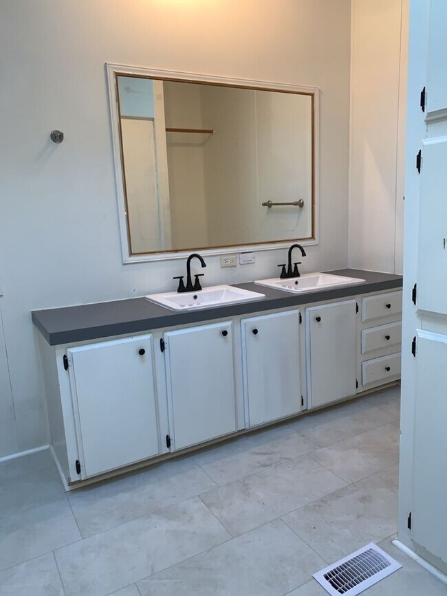 Building Photo - Stunning manufactured home w/detached garage!