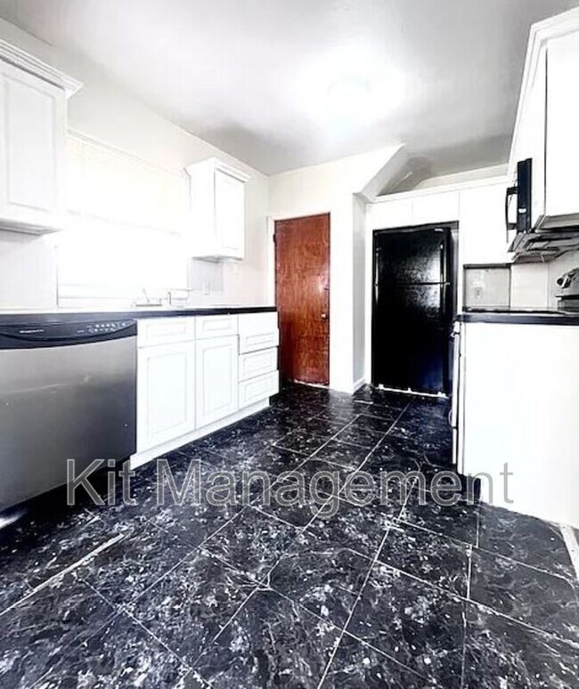 Building Photo - 4225 N Haven Ave