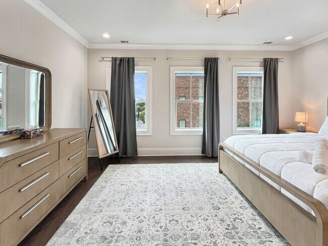 Building Photo - 401 Upper E Ave