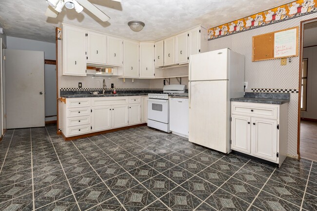 Building Photo - Charming 3-bedroom, 1.5-bathroom house in Normal