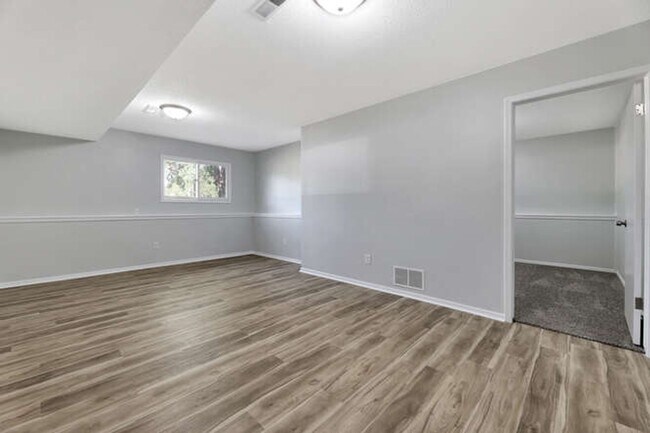 Building Photo - 2025-2027 N. Rosewood Ct.