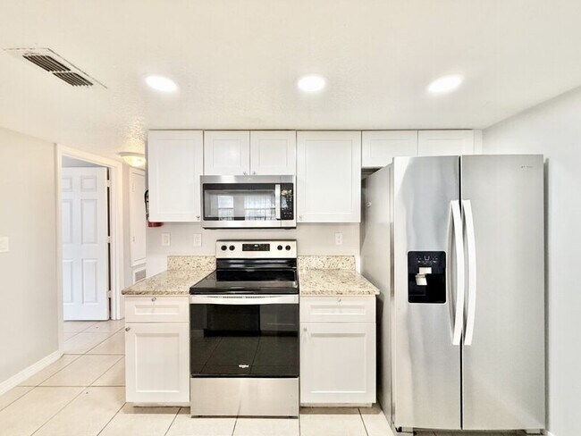 Building Photo - 2723 N Poinciana Blvd