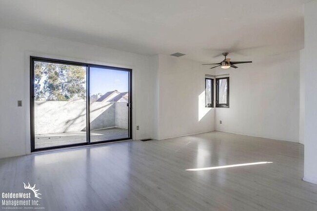 Building Photo - Bright & Airy 2Bdm 1Ba Townhome in San Diego!