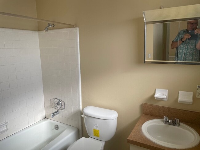 Building Photo - 2 bedroom 2 bath - walk in closet - master - dining area in kitchen