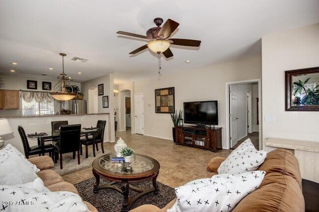 Building Photo - 934 E Madeline Dr