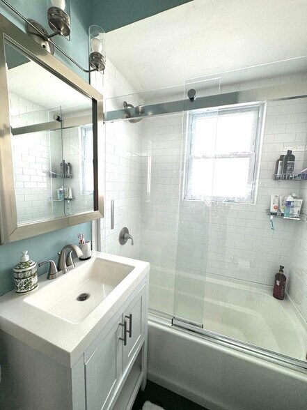 Building Photo - 5 8th Ave