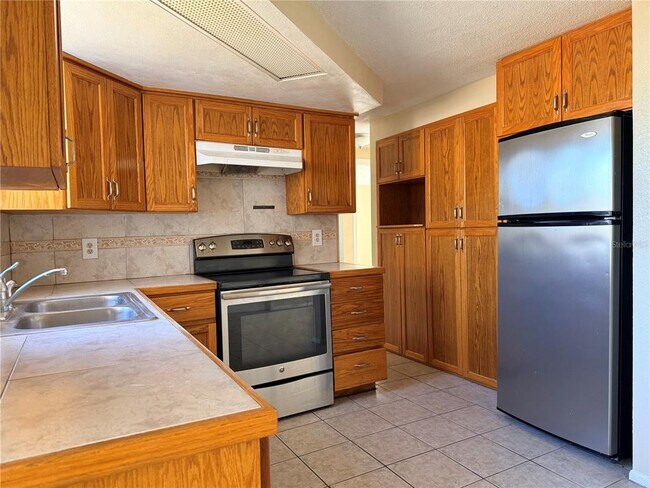 Building Photo - 7303 Deerfield Dr