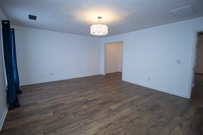 Building Photo - Beautiful 3BR/2.5BA Home with Fenced Yard, Granite Kitchen & Neighborhood Pool