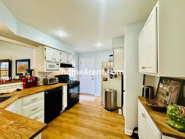 Building Photo - Charming, Prairie Village Home in a Quiet Neighborhood with Wood Floors and a Fenced Yard!