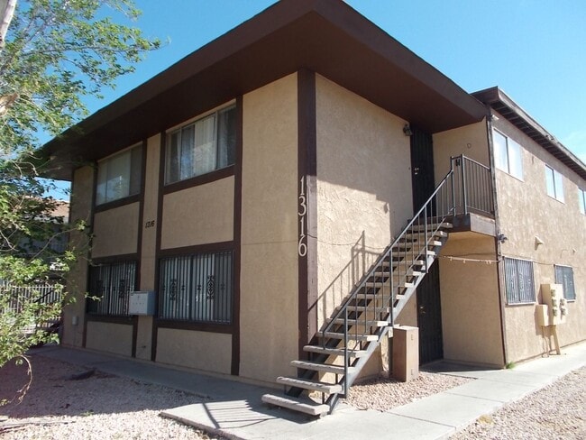 Building Photo - 2 Bedroom 1 Bath Upstairs Unit - Move in Ready