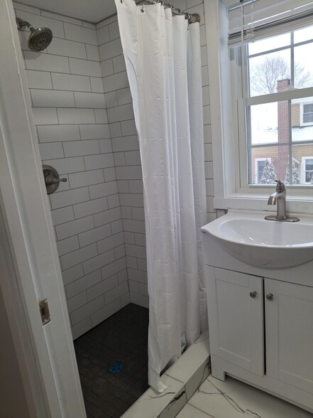 Building Photo - 27 Oak St