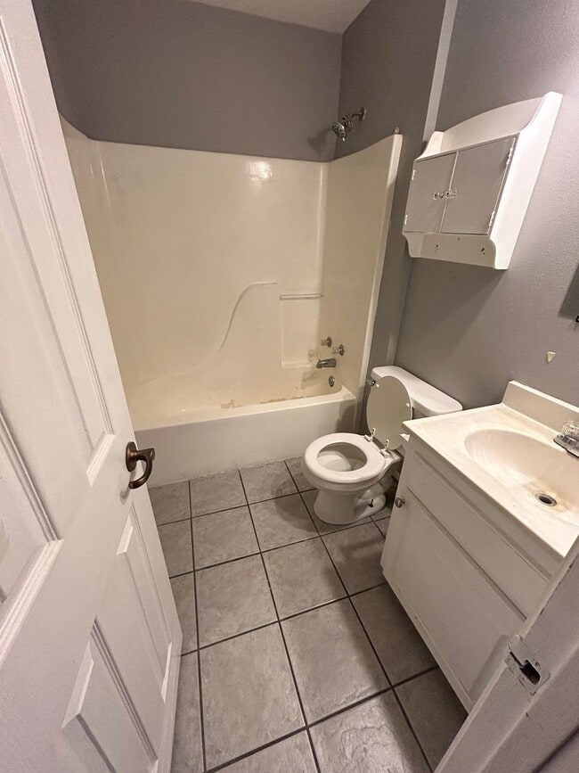 Building Photo - Apartment For Rent In Maplewood