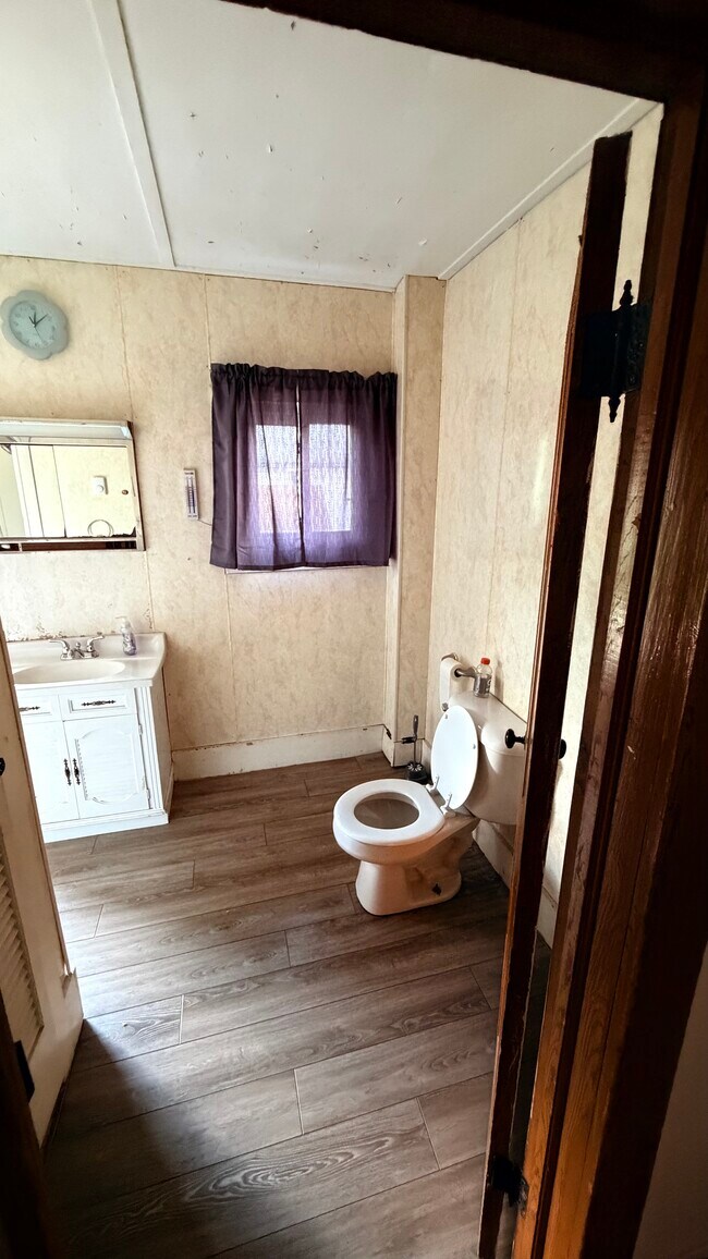Building Photo - 2 Bed 1 Bath Unit For Rent Tionesta PA