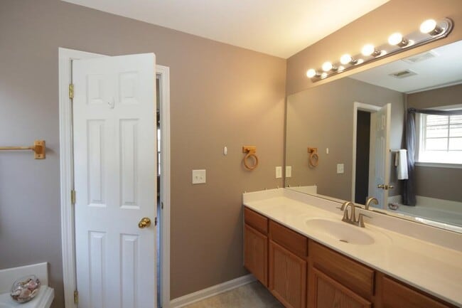 Building Photo - 2120 Highland Gate Dr