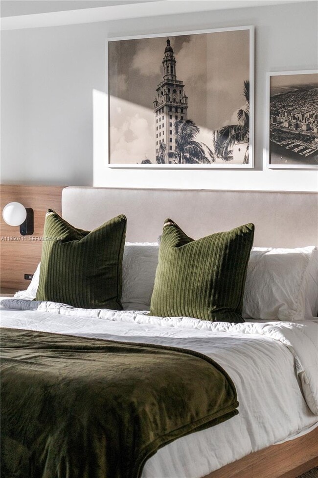 Building Photo - 601 NE 1st Ave