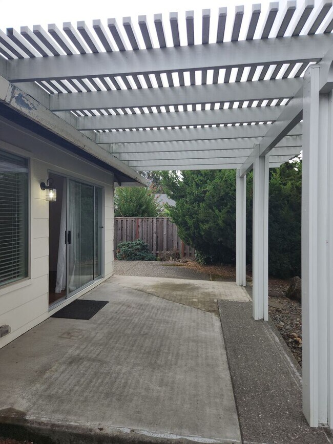 Building Photo - Lovely Home in Oakmont