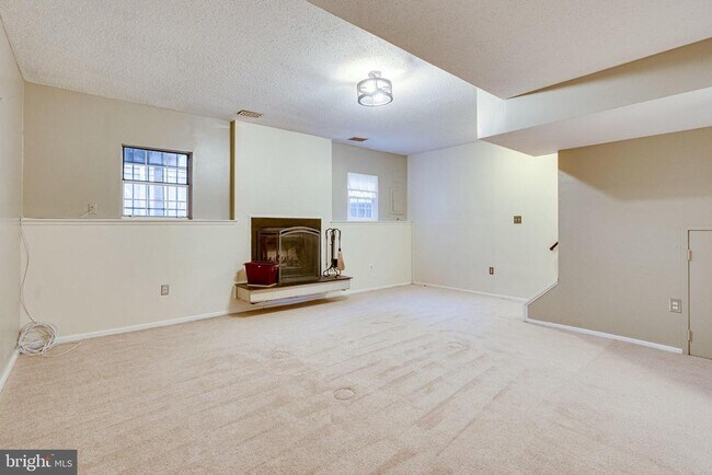 Building Photo - 2374 Hunters Square Ct