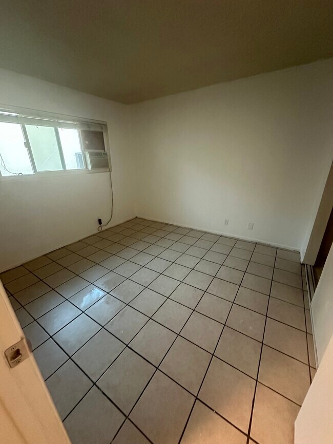 Building Photo - 1028 Oxford Dr