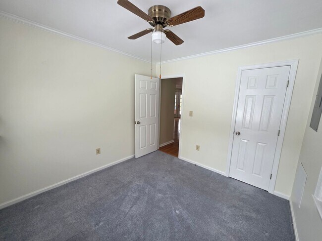 Building Photo - Beautiful 3 bedroom, 2 bath house with one car garage, located on Cummins Creek