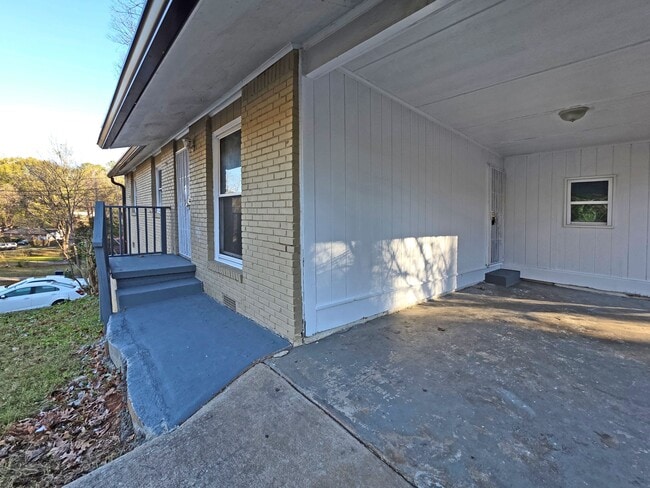 Building Photo - 2332 Baywood Dr SE