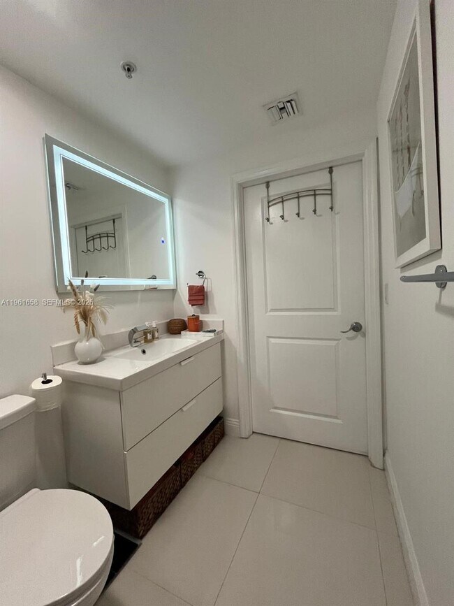 Building Photo - 7910 Harbor Island Dr