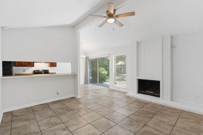 Building Photo - 3 Bedroom/2 Bath Camelot II Subdivision
