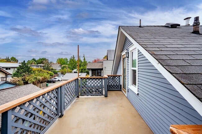 Building Photo - 1509 10th Ave W