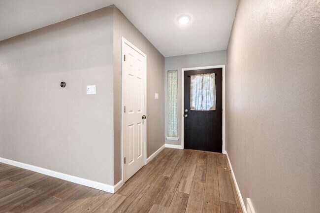 Building Photo - "Beautifully updated 3-Bed 2-Bath home Wit...