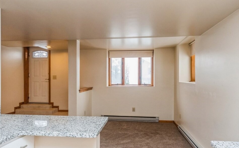 Building Photo - 996 Pleasant St