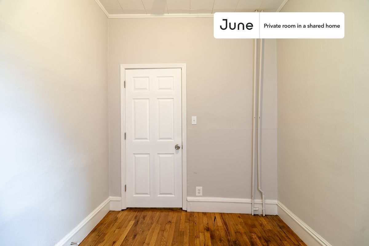 Building Photo - Private bedroom in 3 bed/1 bath Home