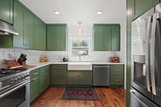 Building Photo - 4905 Duval St