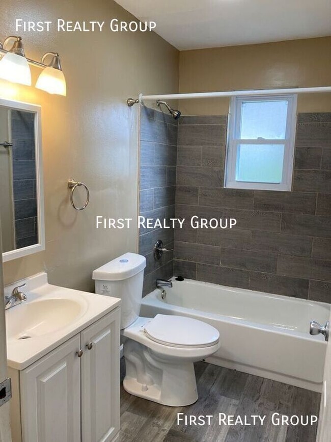 Building Photo - 305 N Broadway-#3