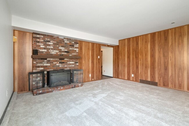 Building Photo - 2516 Westminister Dr