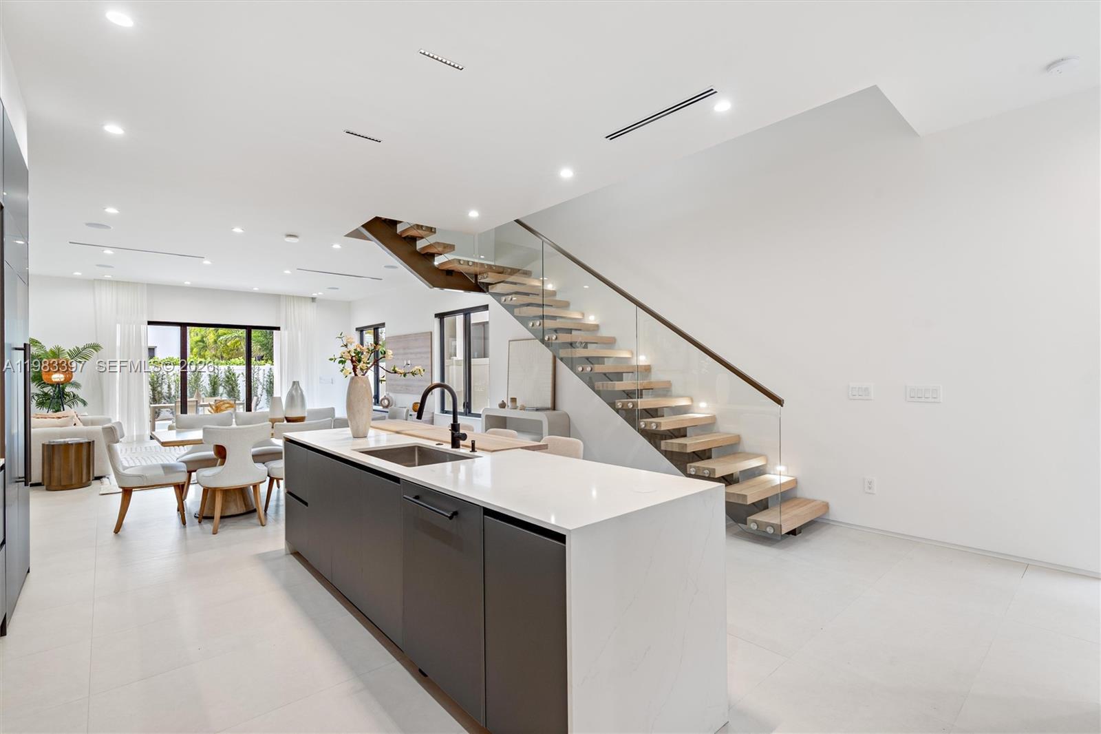 Building Photo - 1410 NE 5th St