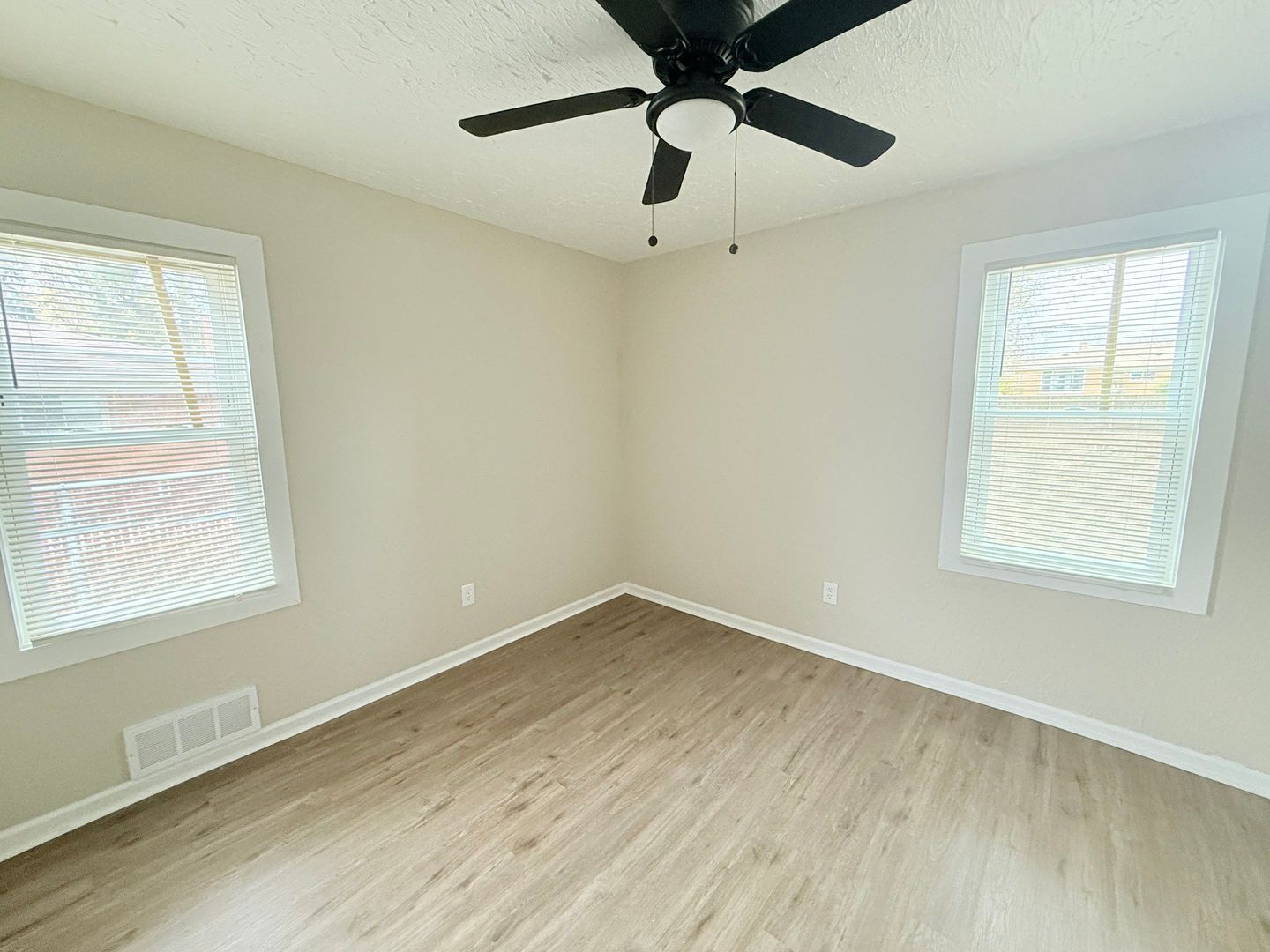 Building Photo - This beautifully updated 3-bedroom, 1-bath single-family home is ready for move-in!