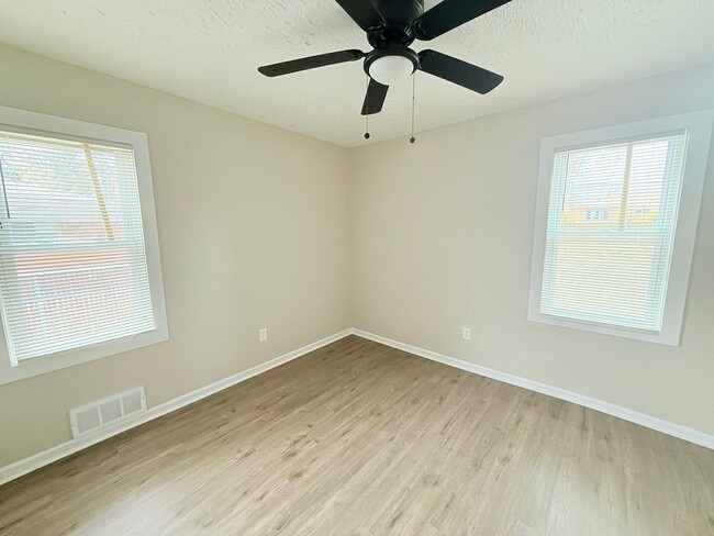 Building Photo - This beautifully updated 3-bedroom, 1-bath single-family home is ready for move-in!