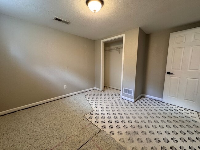 Building Photo - Beautiful ranch house on quite street with...