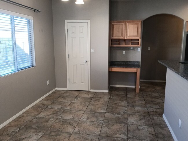 Building Photo - Spacious 3 bedroom, 2.5 bathroom home! Sho...