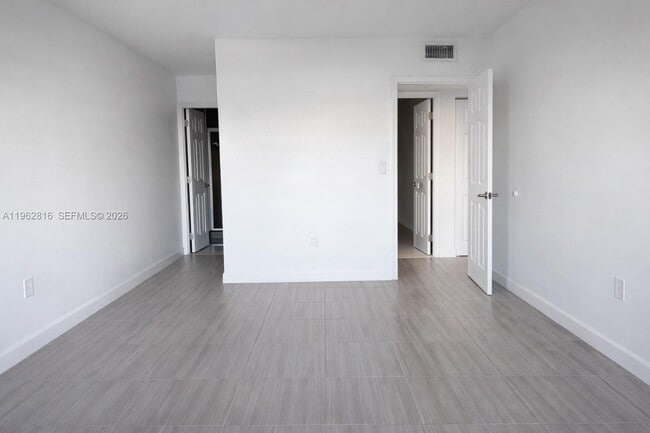 Building Photo - 400 Kings Point Dr