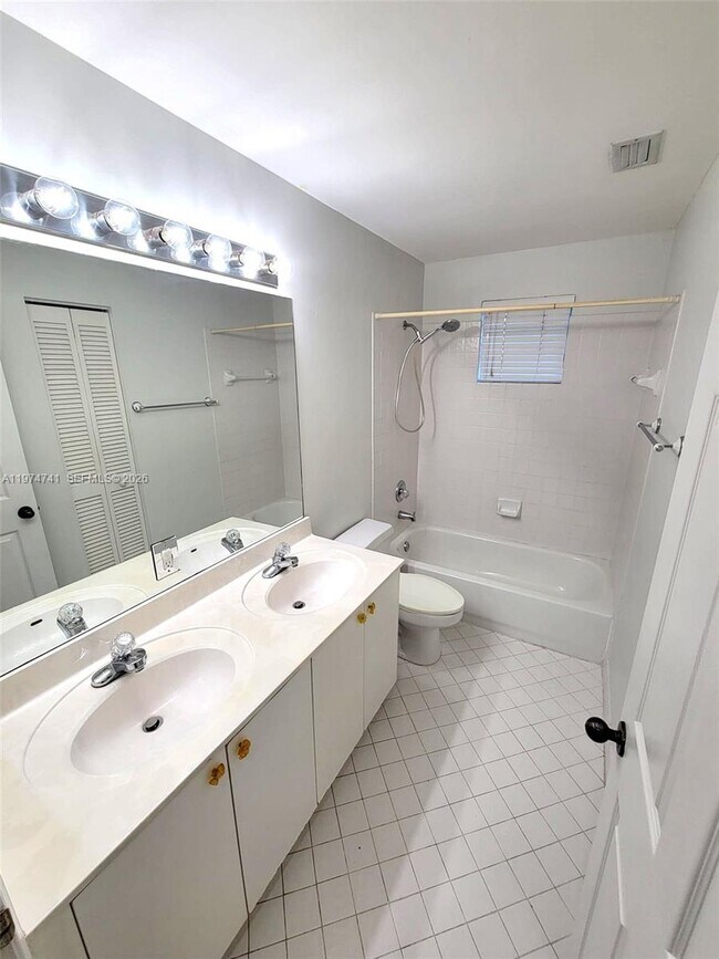 Building Photo - 723 Juniper Ln